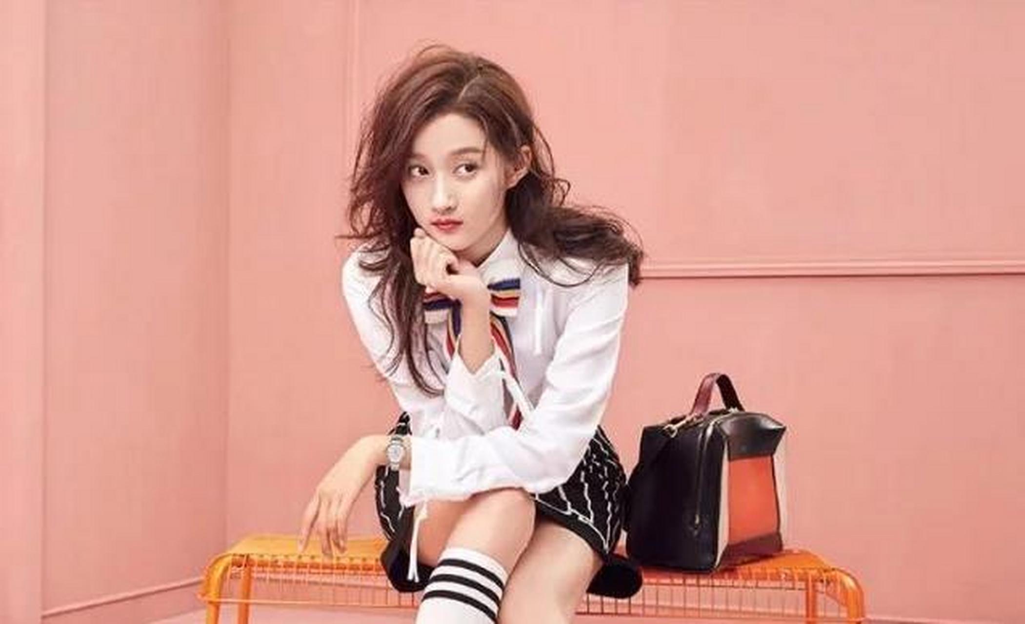 关晓彤代言"卫生巾"广告,内部未修图流出,提臀那一刻被撩了