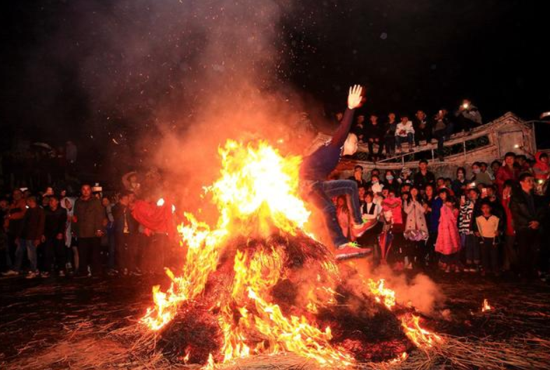 除了春联,爆竹之外,古代还有一种驱鬼辟邪的民间习俗,就是焚烧煤炭