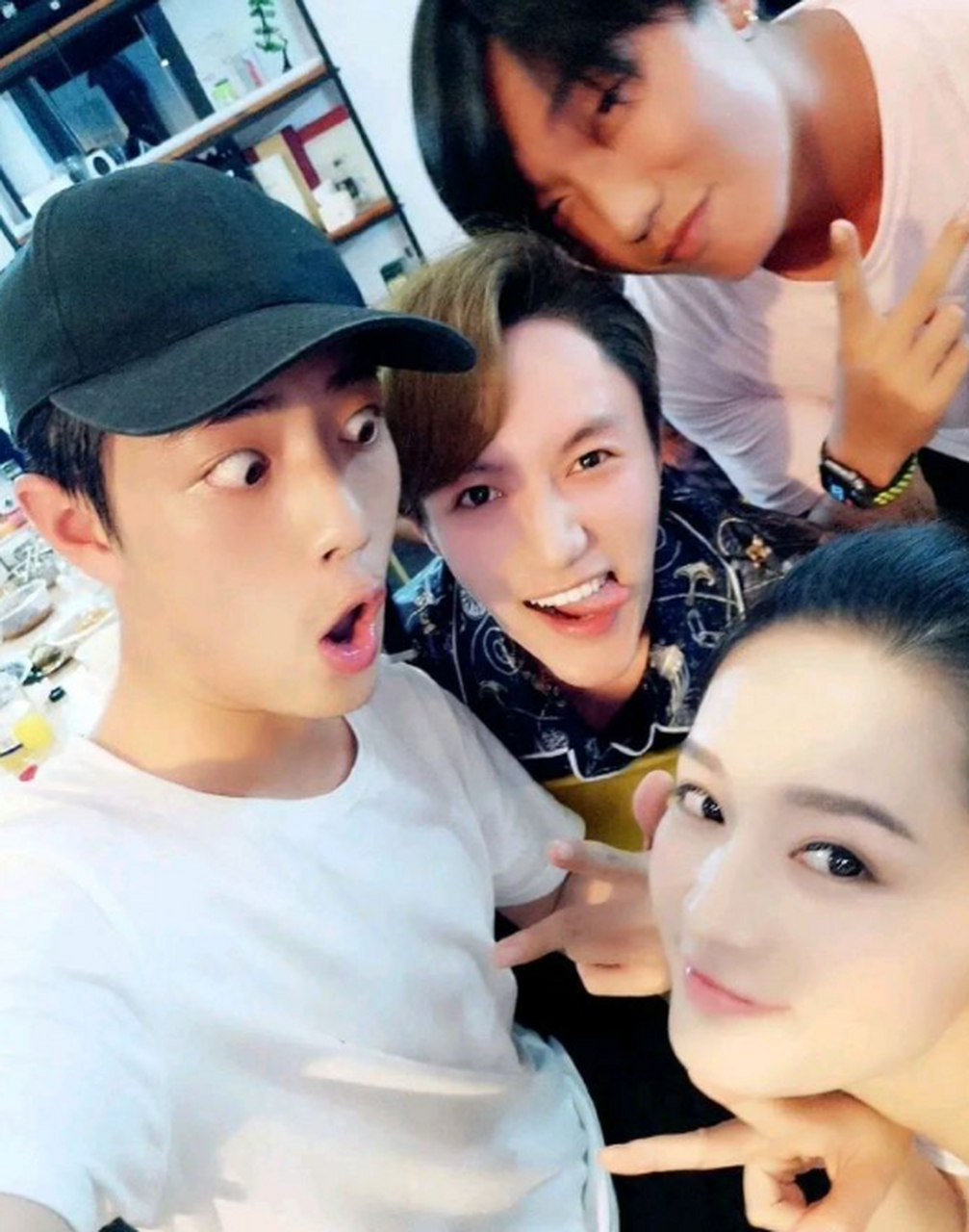 肖战李沁这些年的合照,两位好朋友要一直一起走花路呀