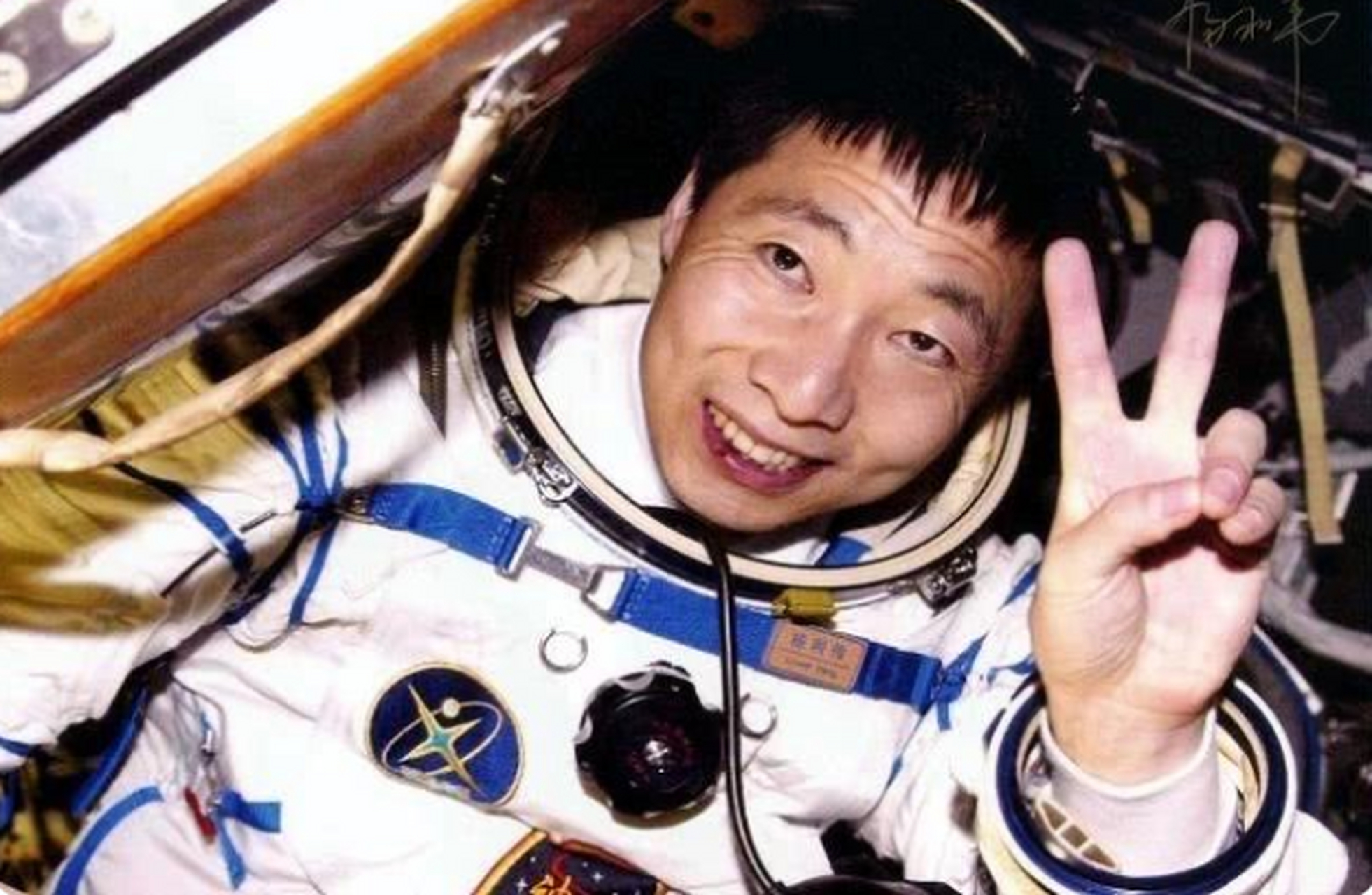 2003年,中国航天员杨利伟成功进入太空,而在太空中,他经历了一件难以