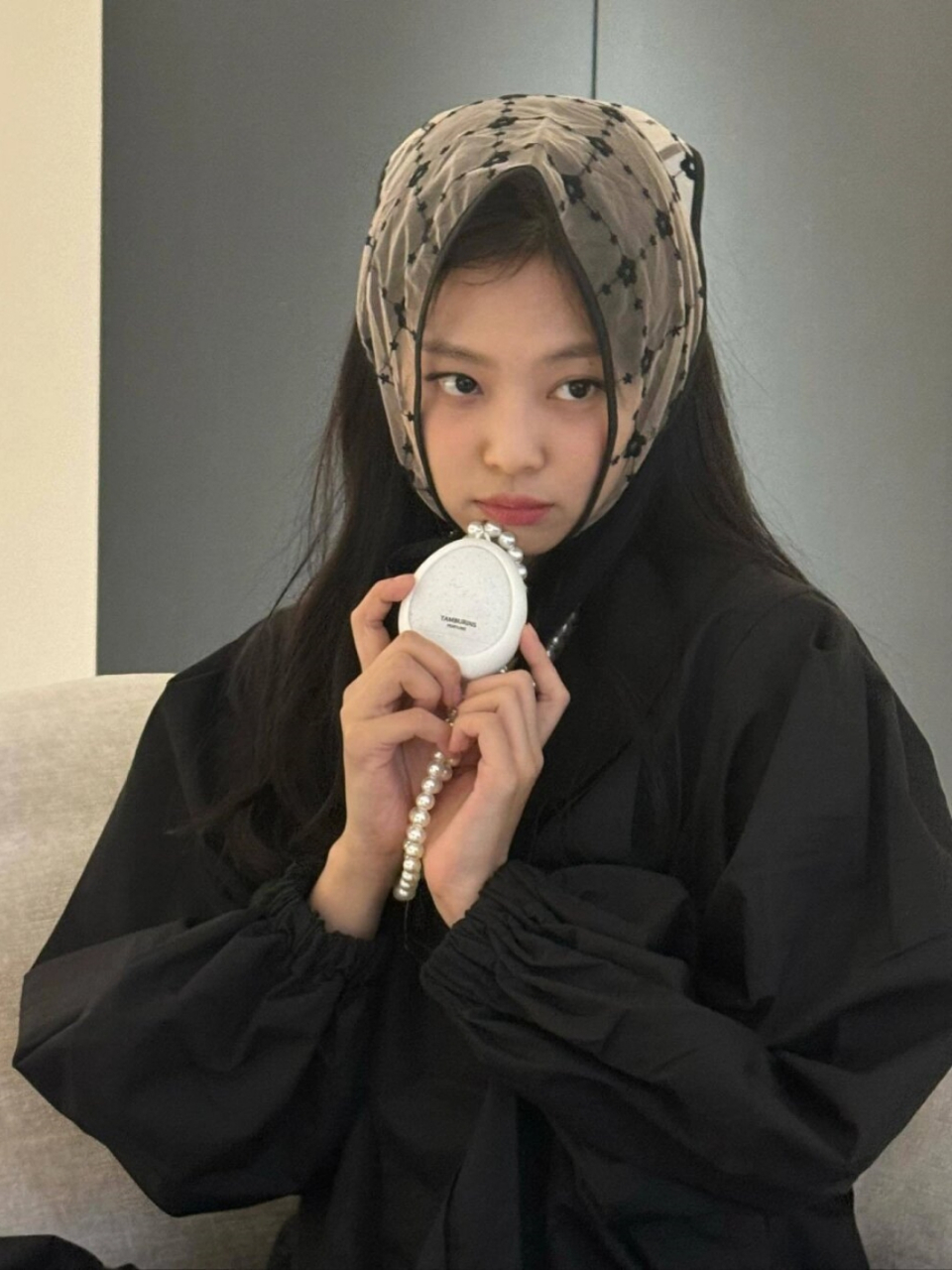 jennie更新了她的私服穿搭,身穿一条黑色的裙子,头上戴了一条sandy