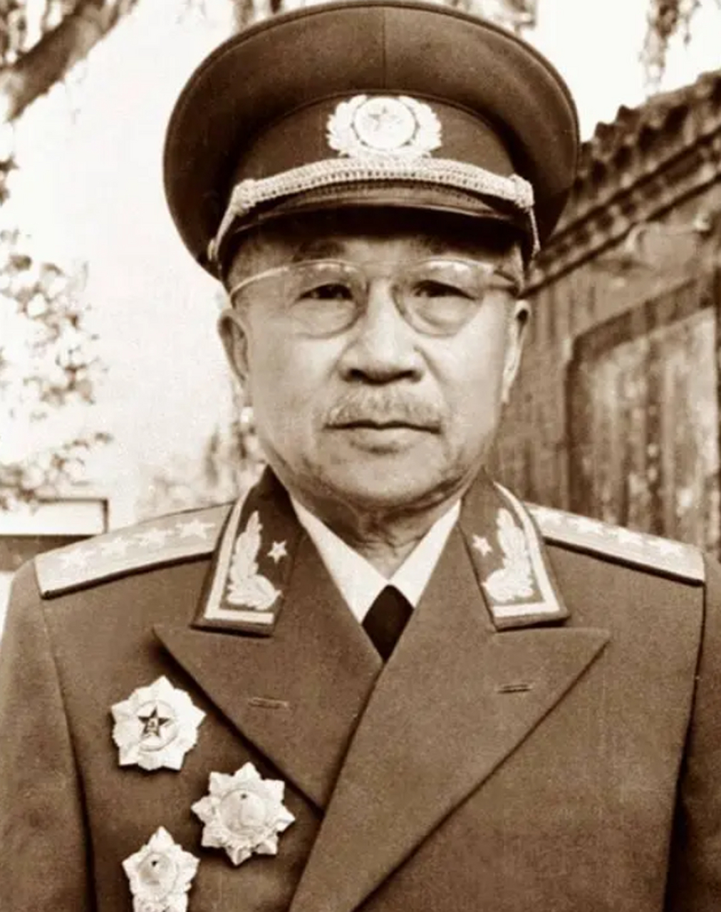 张云逸得知李宗仁要来,一向生活俭朴的他让家人购置了新的沙发,茶具