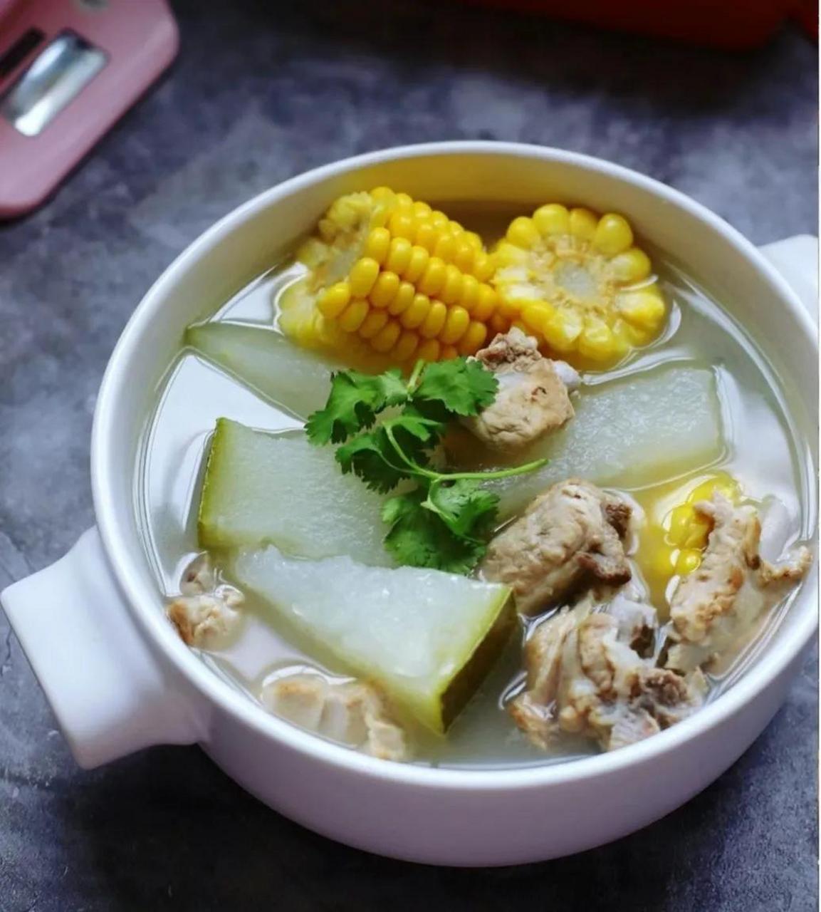 分享《冬瓜玉米排骨汤》的做法:材料:- 冬瓜:500克- 玉米:2根- 排骨