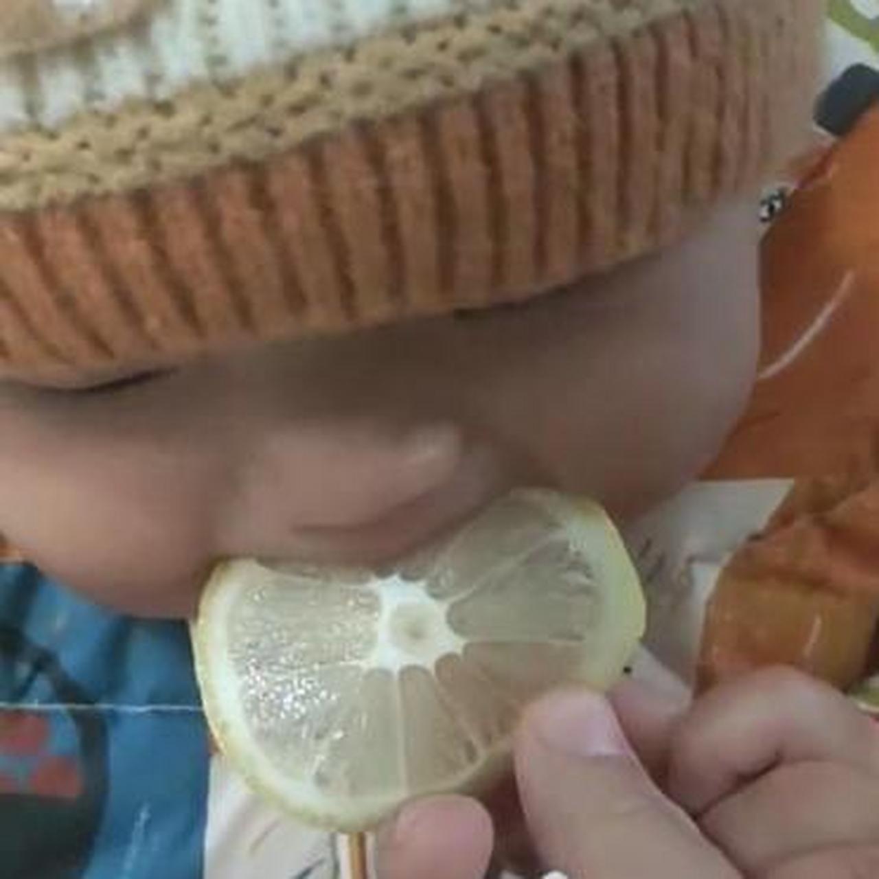 小孩子第一次吃柠檬的表情,太逗 了