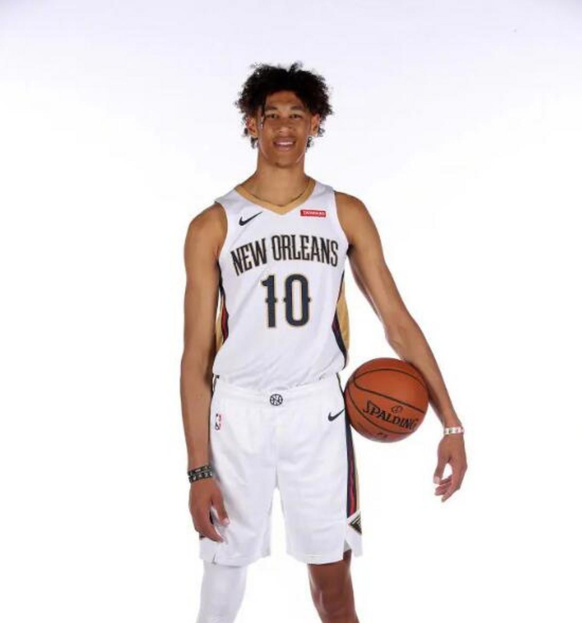 湖人官宣签下2019年8号秀海斯 湖人官方宣布,球队正式签下中锋贾克森