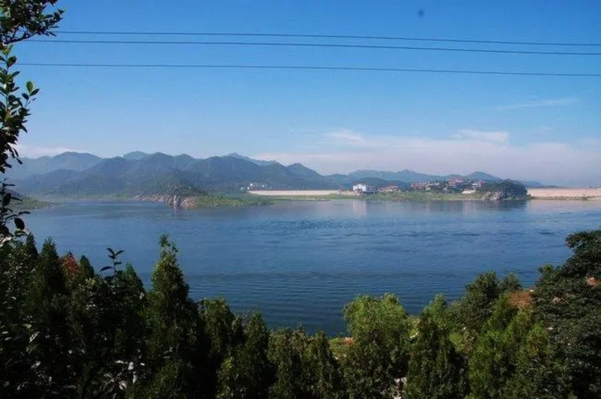 这里是大贪官和珅的墓,位于水库中.
