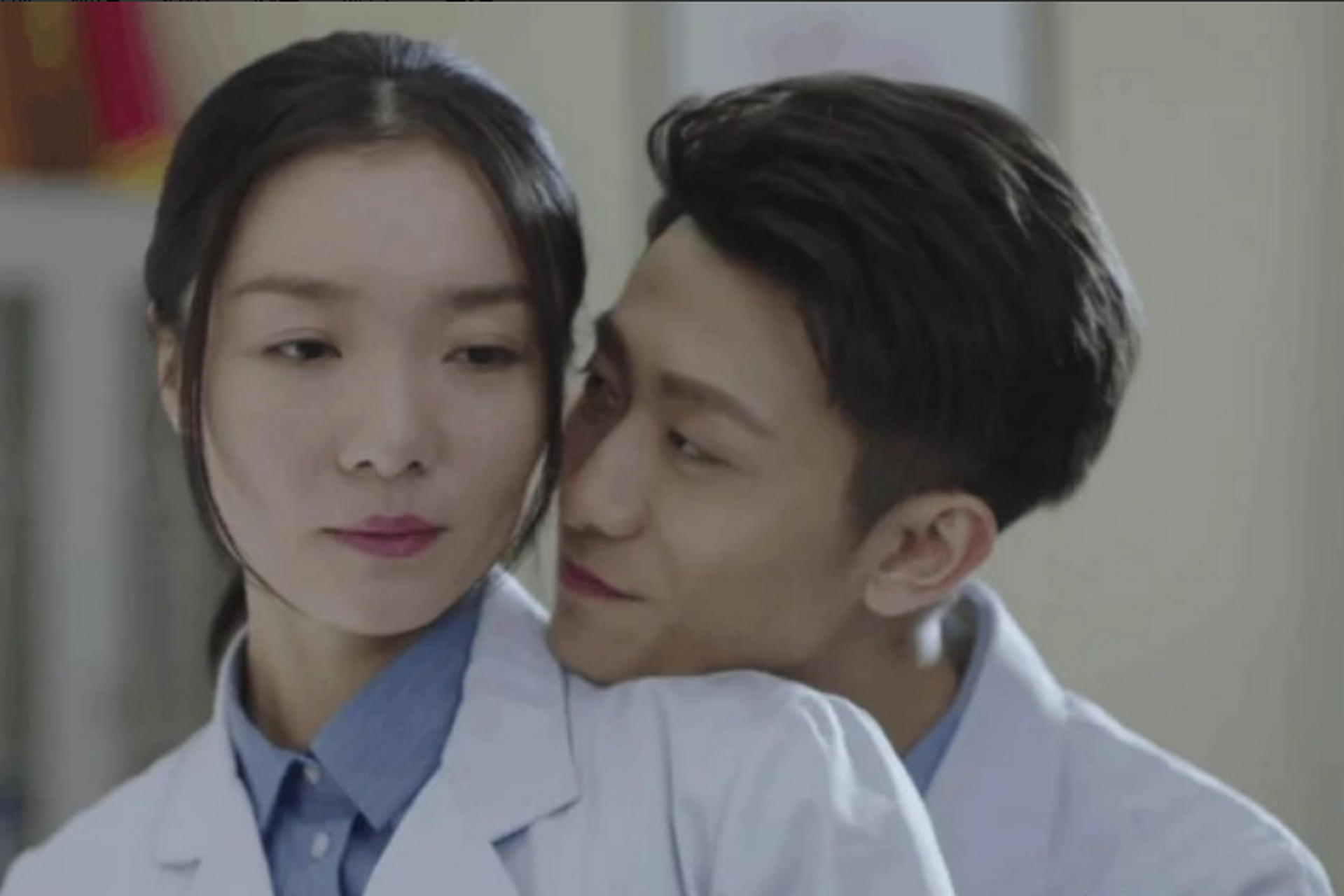 一次,张一山和比自己大9岁的齐溪拍完戏后道歉.