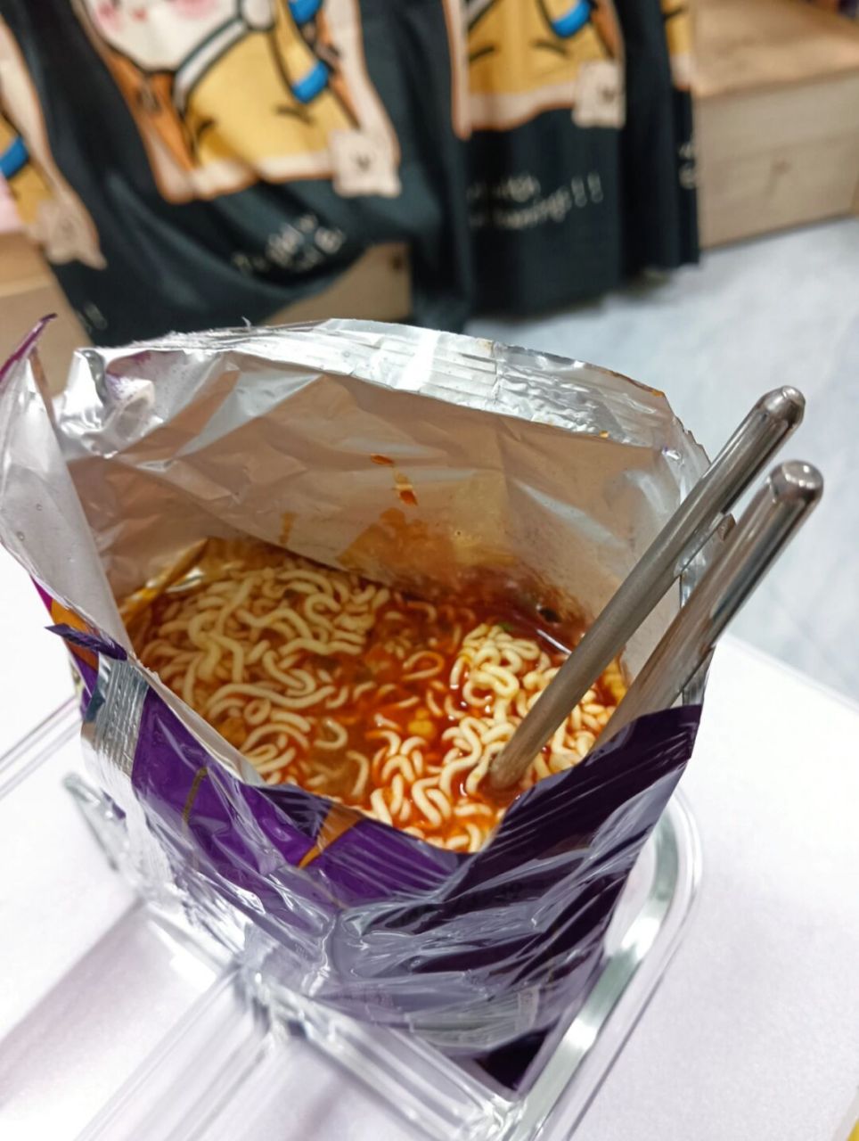 长这么大第一次学会用袋子泡面  室友教我没有合适的碗直接拿袋子泡面