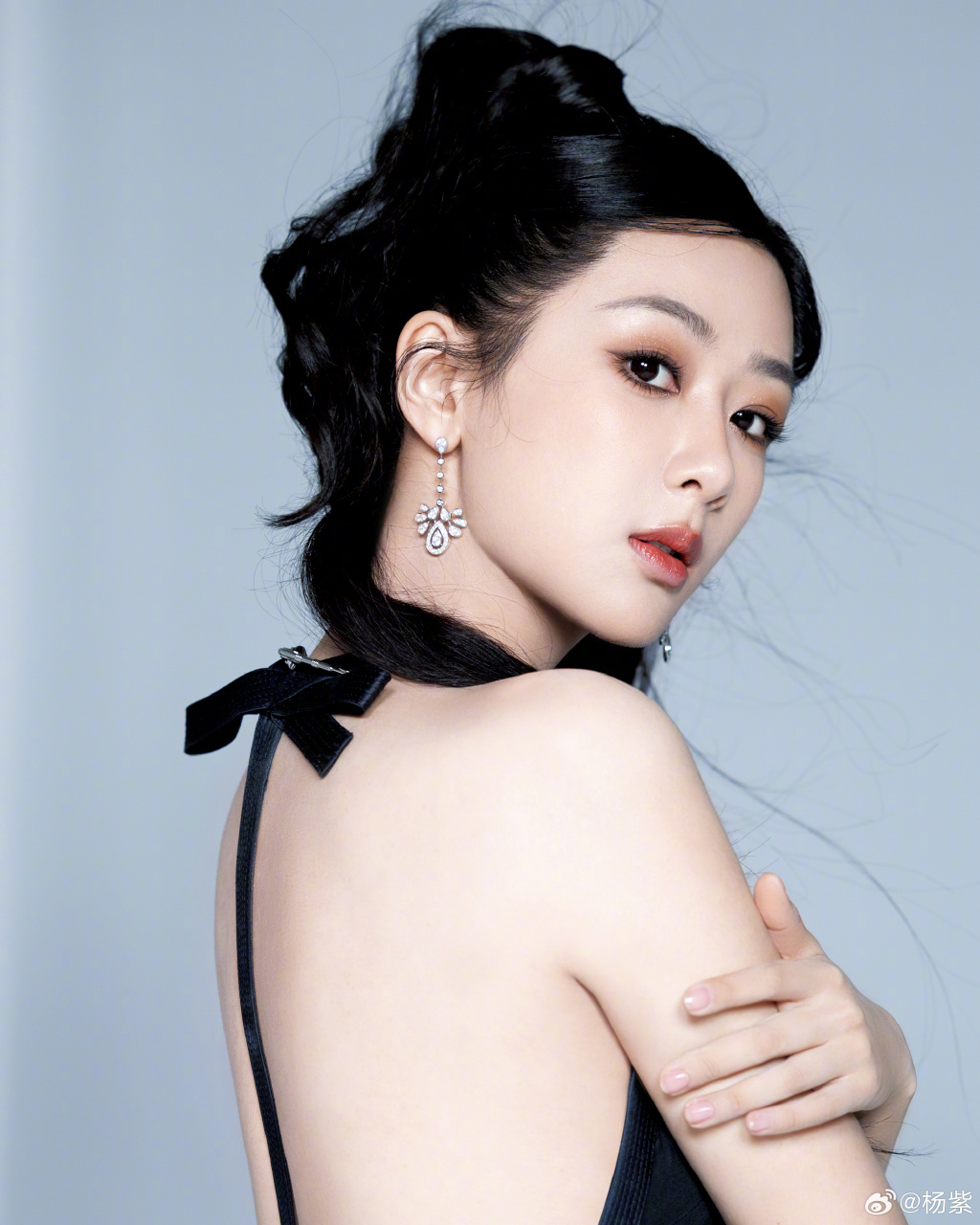 杨紫最新造型,高马尾烟熏妆加大露背黑裙.很新的一种尝试,又美又飒.