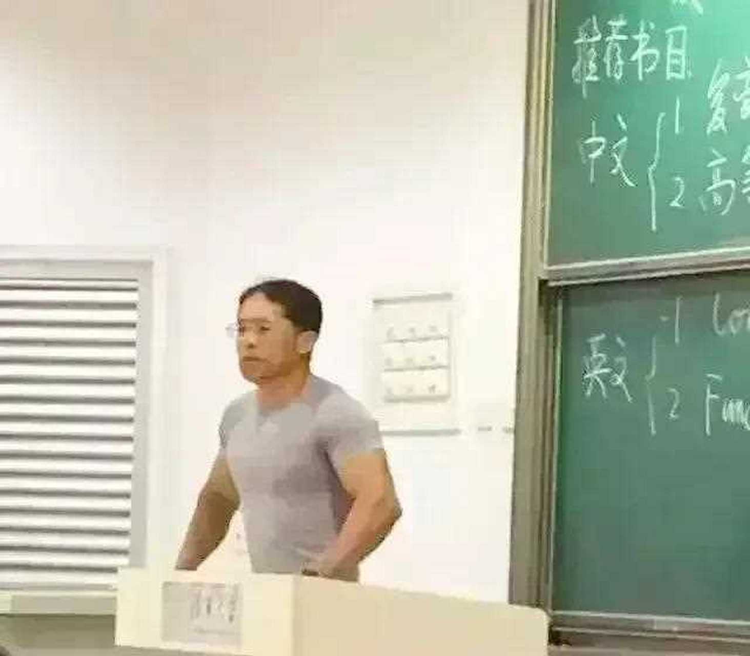 " [哼] 杨晓京没想到学生对他侄女的名字更感兴趣,一家子都在清华的