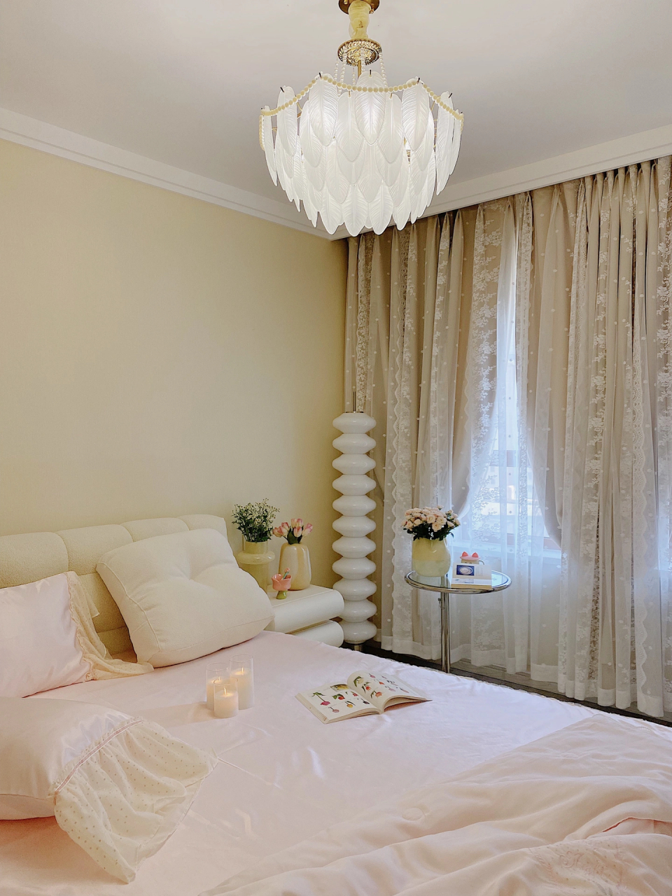 温温柔柔的少女心卧室哪个女生能拒绝呢? 奶油色加粉色系的搭配布置让