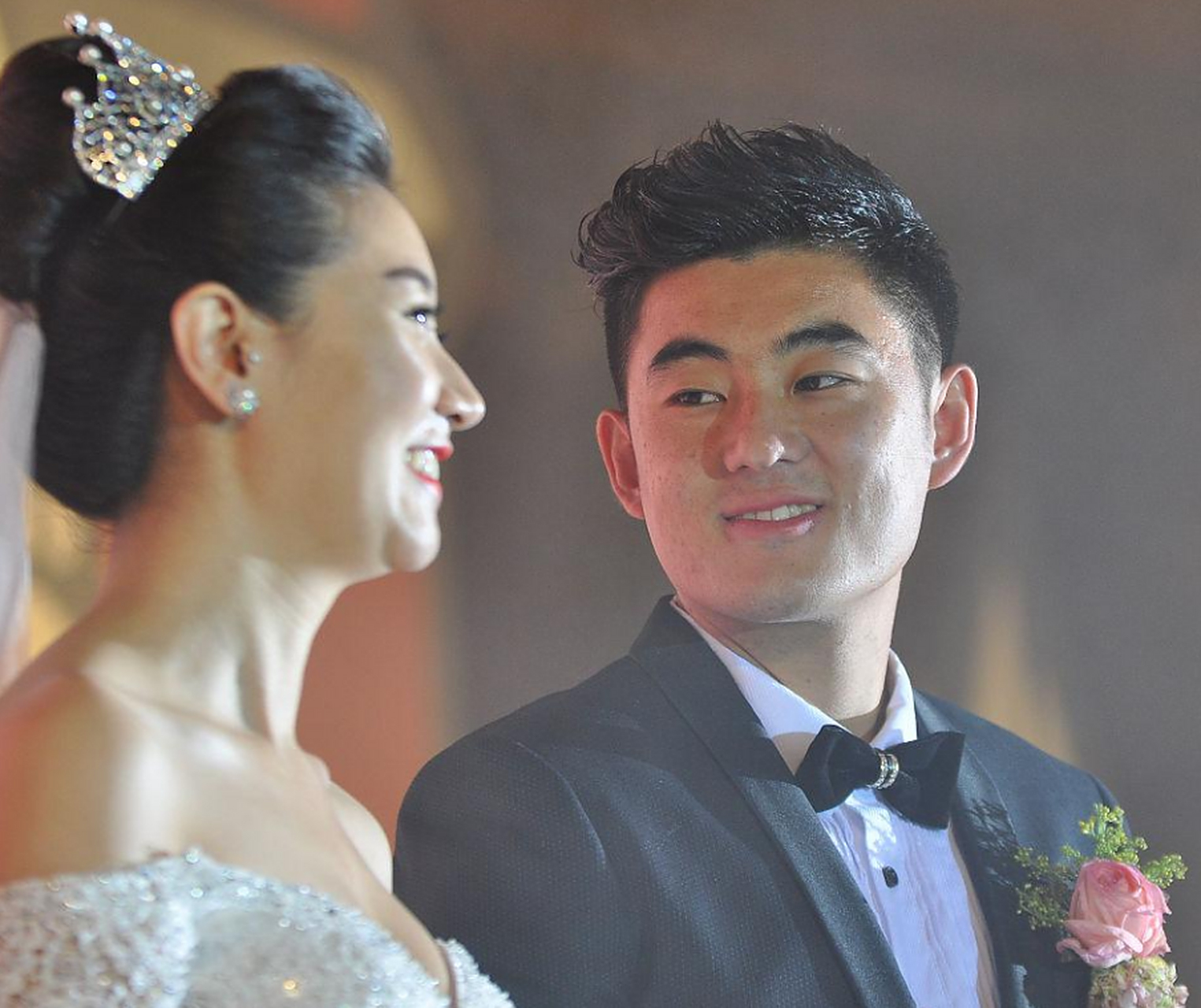 这一消息让许多球迷和粉丝感到震惊和遗憾,因为杨鸣