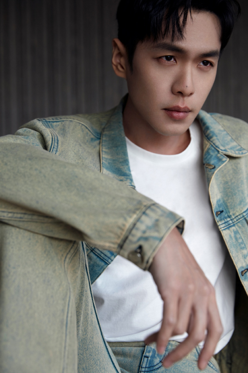 张若昀 | 鸣龙少年我张哥越来越有少年感了啊,牛仔外套白色内搭,这不