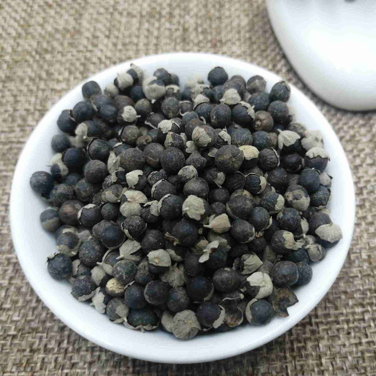 它就是蔓荆子  ①蔓荆子 菊花  治风热感冒头晕头痛  药性轻浮上行