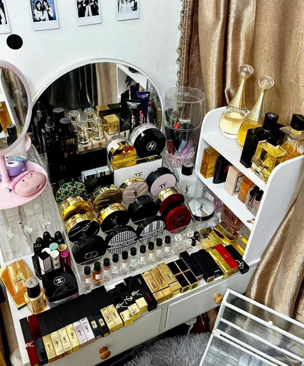 没有女人会拒绝这一桌子化妆品吧