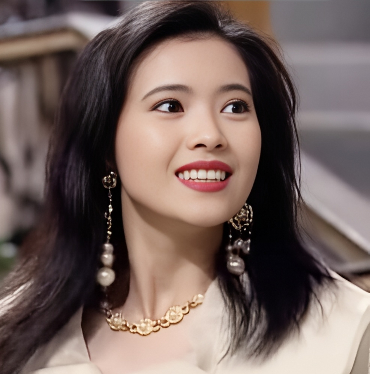 蓝洁瑛的清秀容貌和迷人微笑,成熟老练的演技令她被誉为"靓绝五台山".