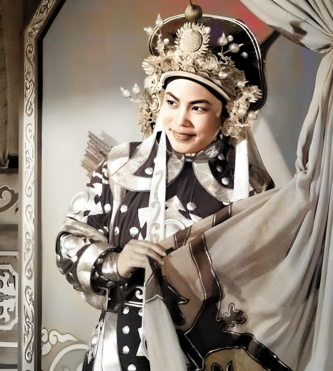 这位绝色美人就是张香玉,有着美丽的脸庞和一颗爱国的心. 在抗美援朝