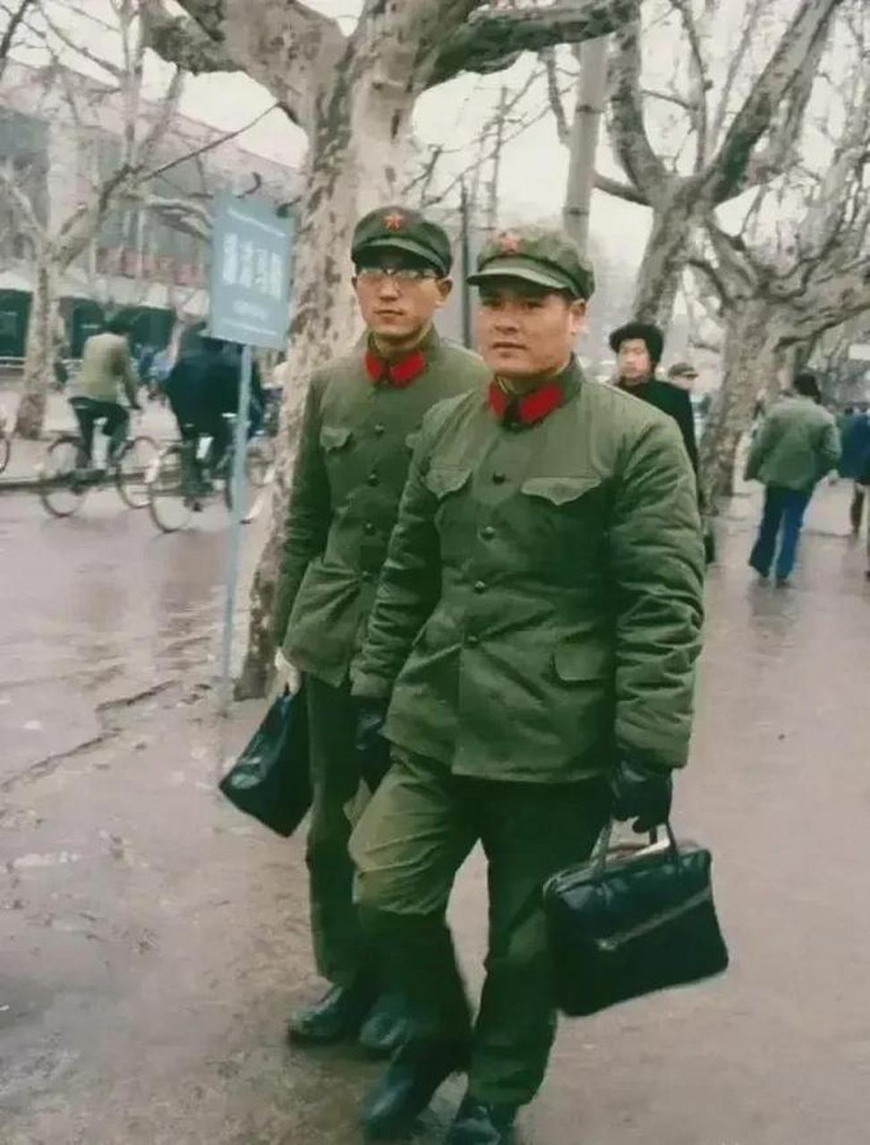 在上个世纪70年代,一张留影记录了两位解放军干部的身影.