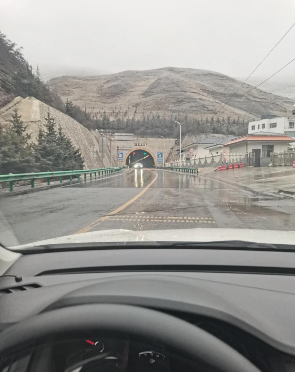 从岷县去陇西路过木寨岭隧道,山上白茫茫的下雪了,过了隧道就下的小雨