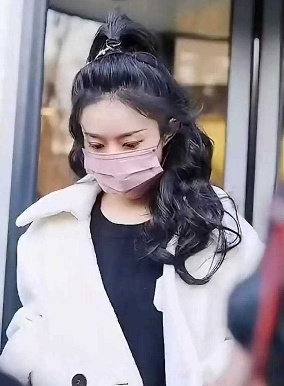 赵丽颖春晚太可爱,戴口罩彩排太时尚,轻薄透气,显白显脸小超时尚.