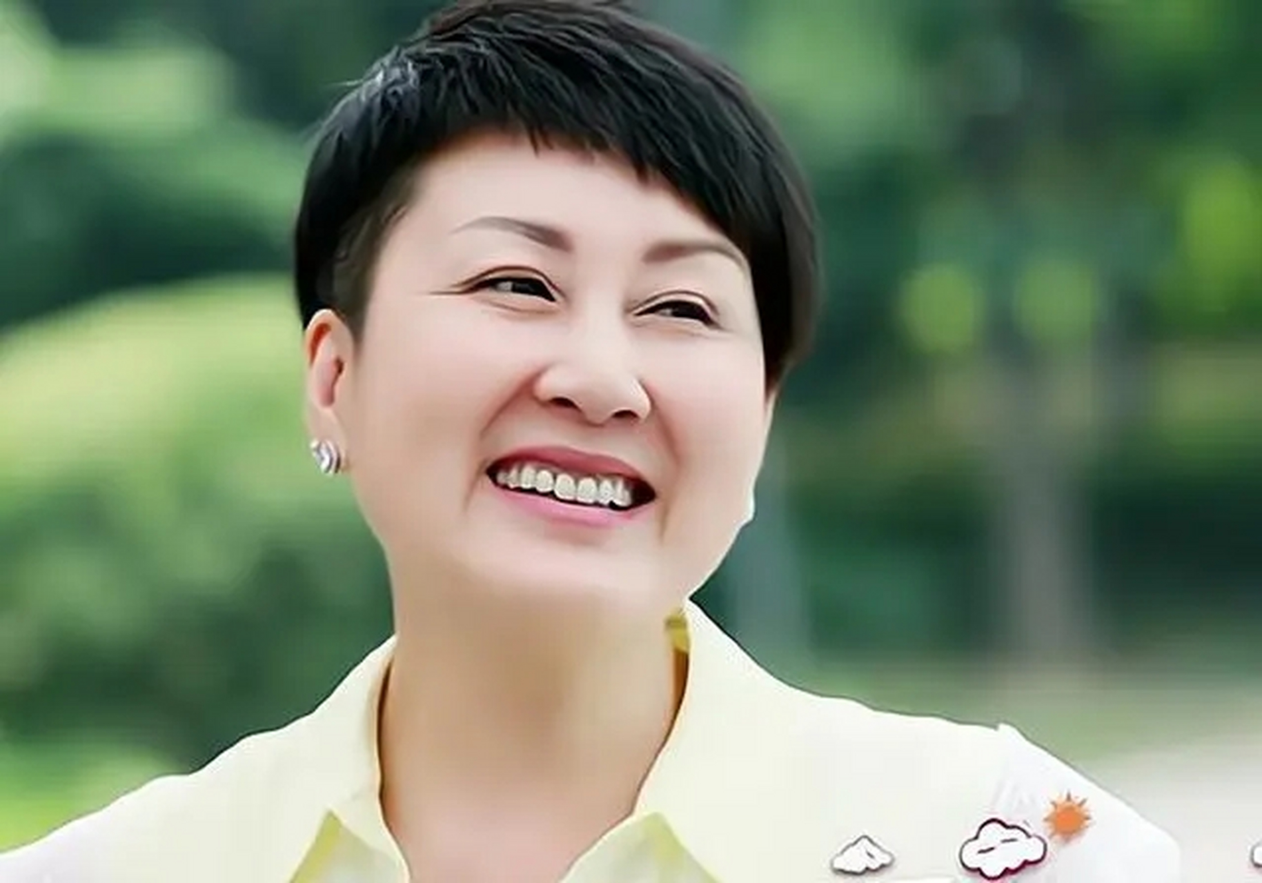 膀大腰圆脖子粗,侧颜被指撞脸张凯丽  近日,44岁的胡静参加了一场活动