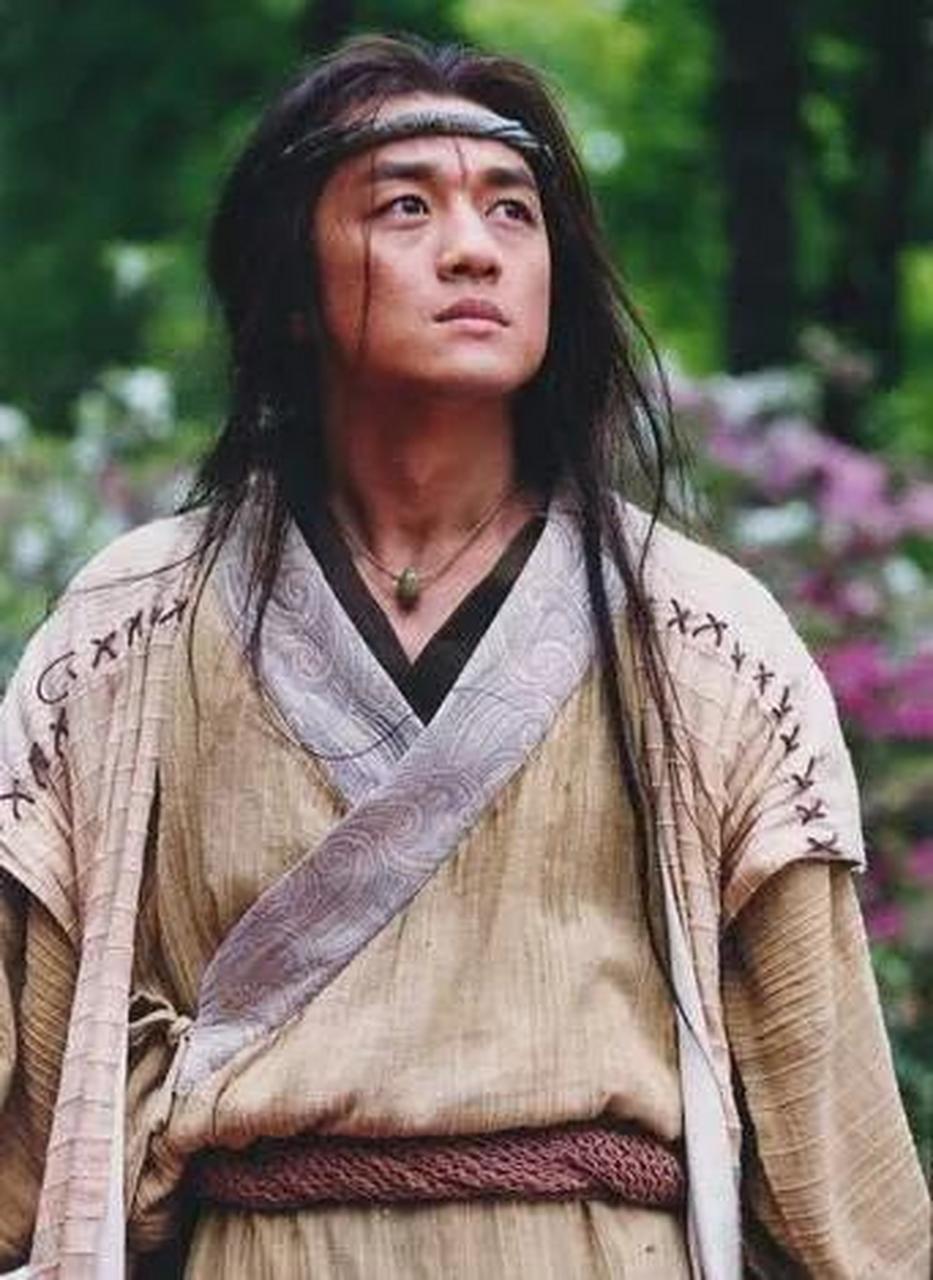 2016年,张纪中上金星的节目,花白的大胡子气得发抖,不顾这是公共场合