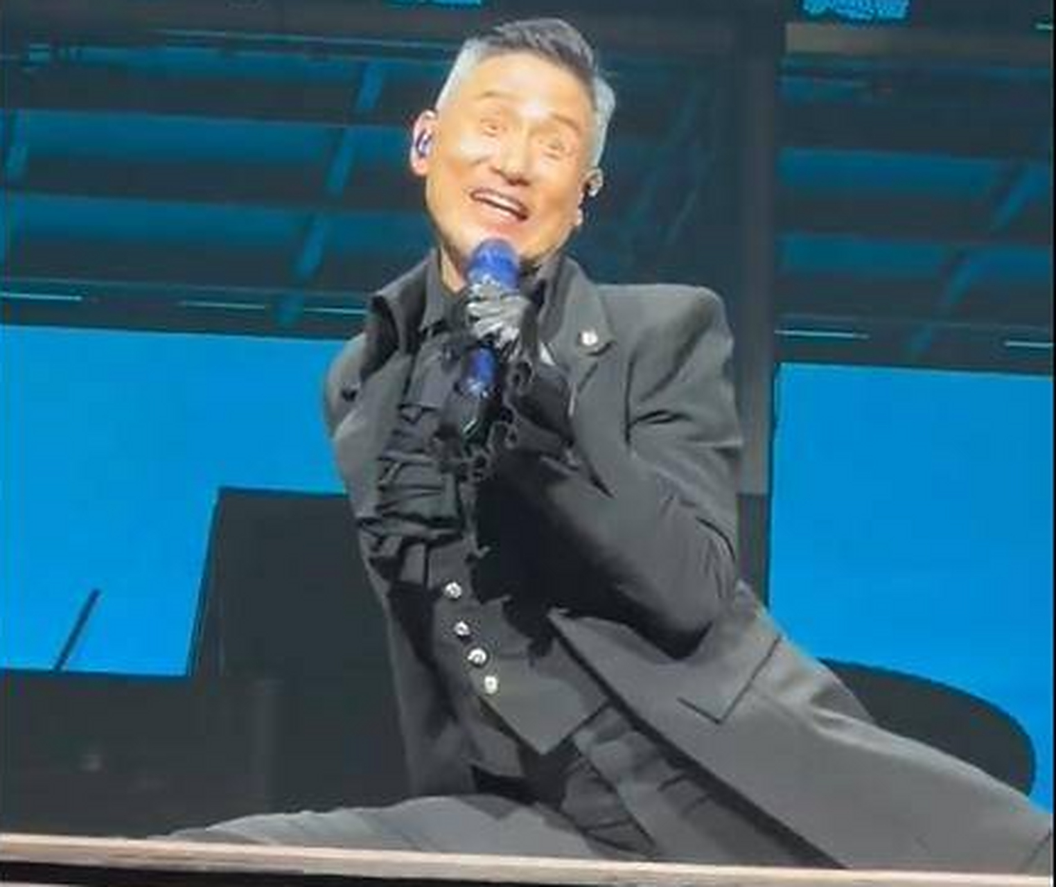 61岁张学友巡回演唱会惊喜不断,舞台上秀一字马状态超好 近日,香港