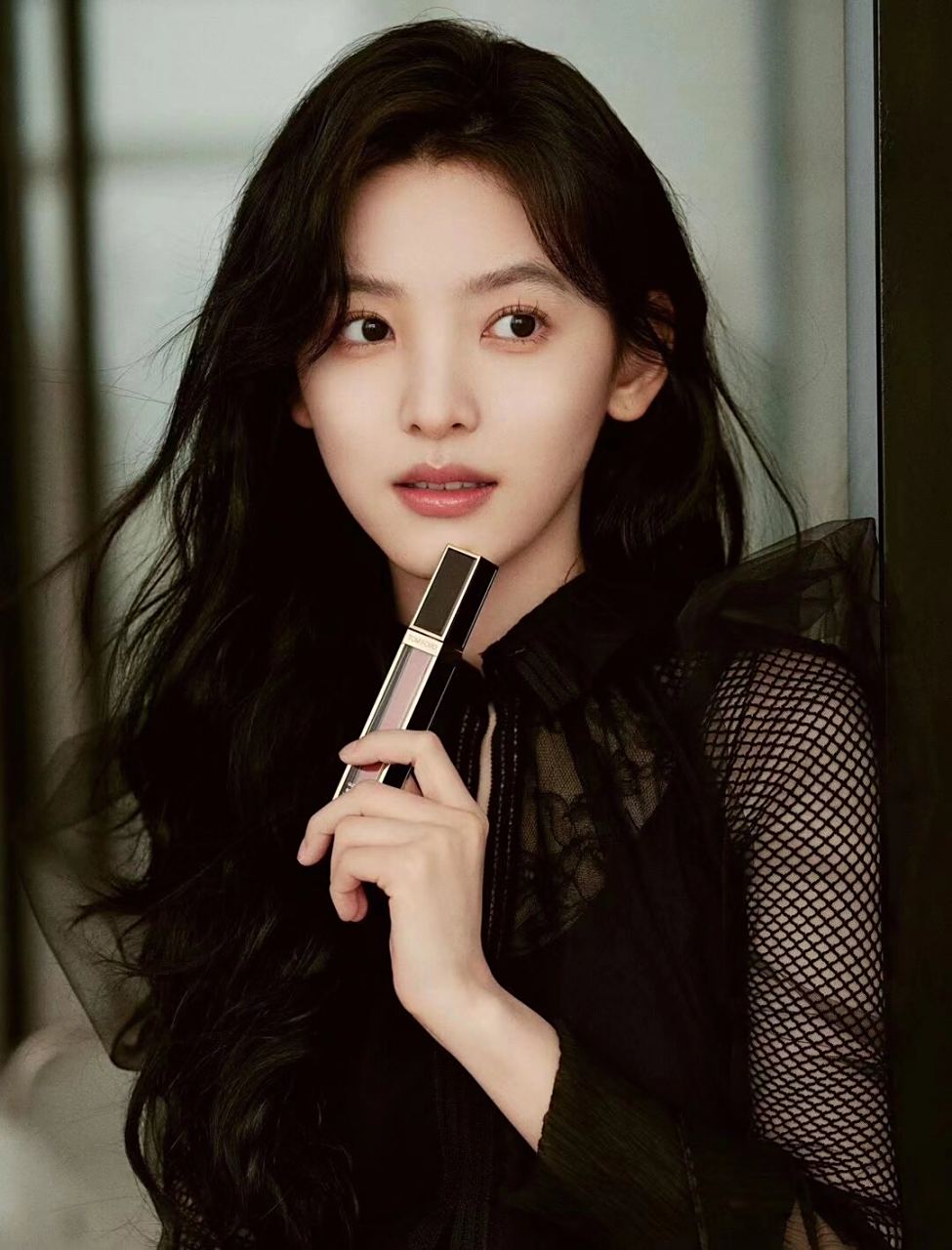 章若楠 tf  化妆和发型是女性形象的重要组成部分,它们可以增强女性的