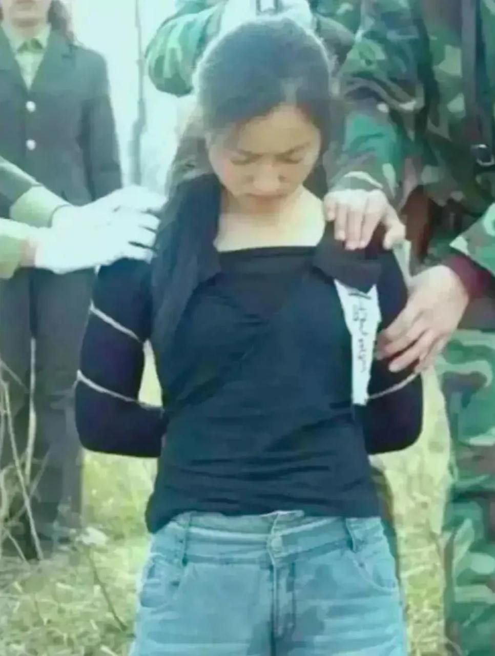 在某地的一个郊外刑场,一名年轻女孩即将面临死亡.