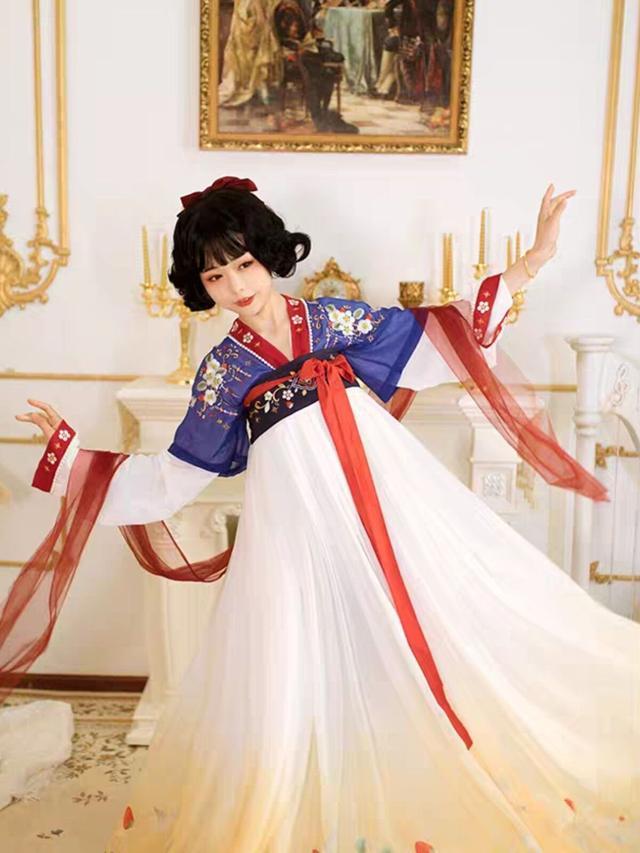 让路人心动的"白雪公主"汉服裙,真好看 这身汉服在配色方面,不仅仅