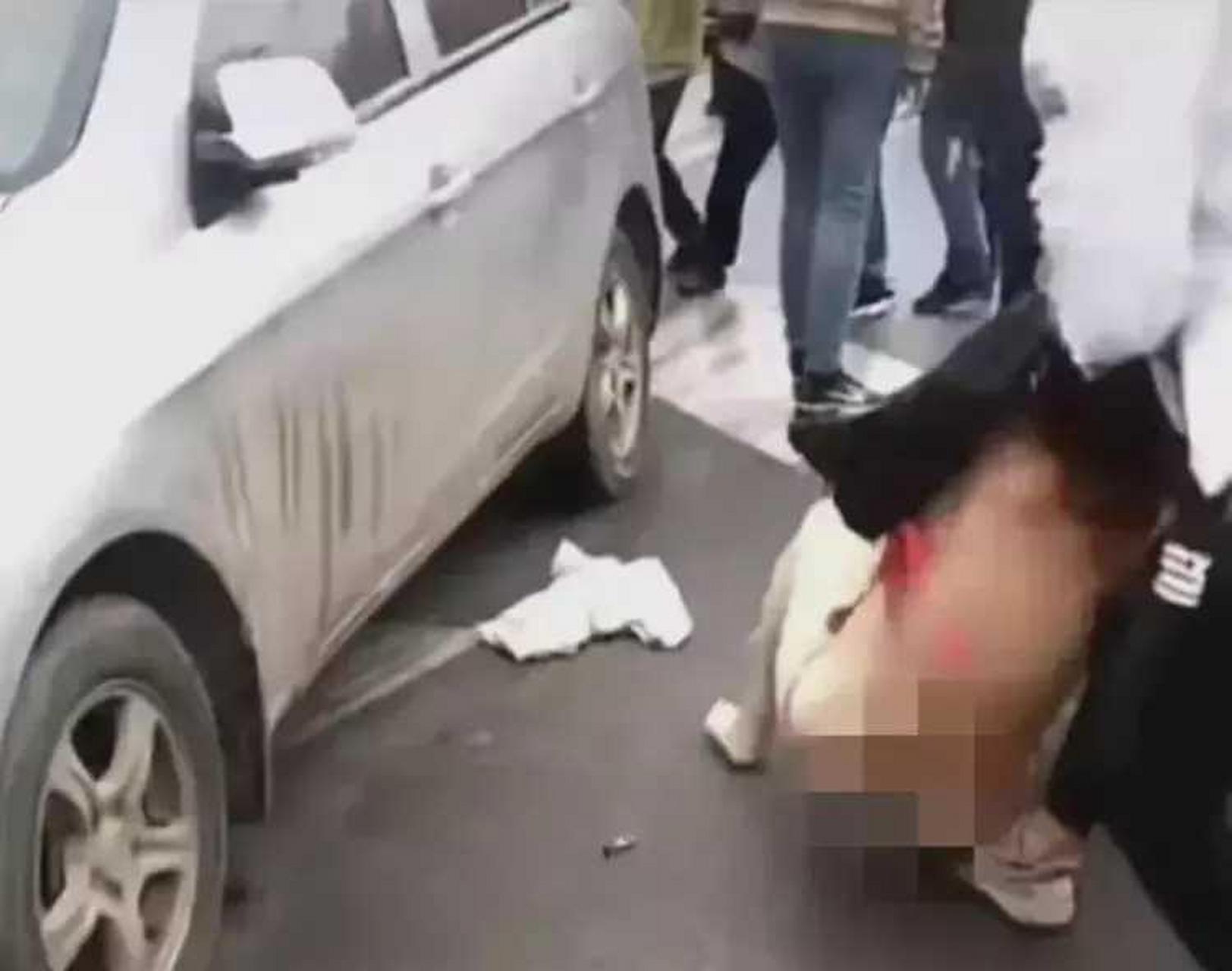 原配带亲戚抓小三,当街脱光对面的衣服.