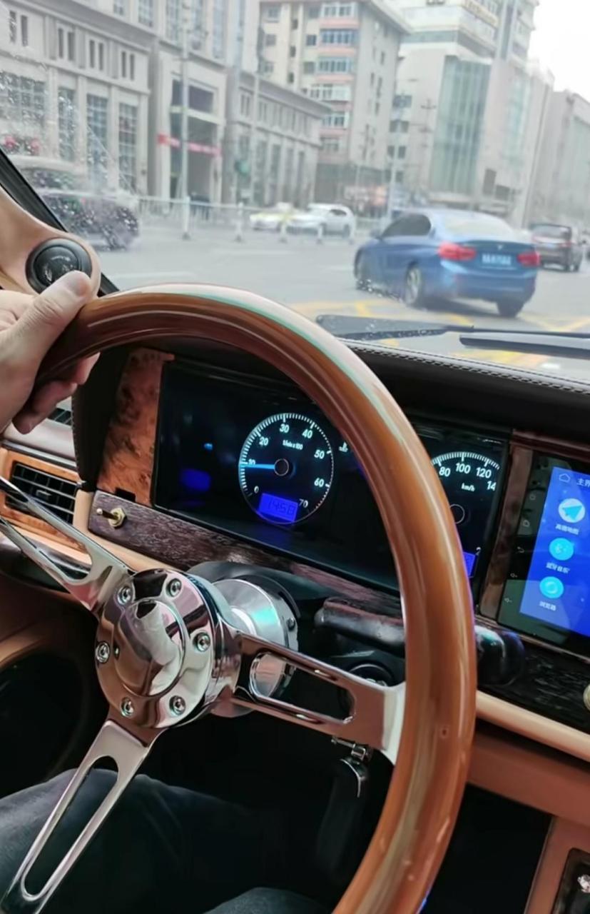 网友:单手握方向盘,猜猜这是什么车?