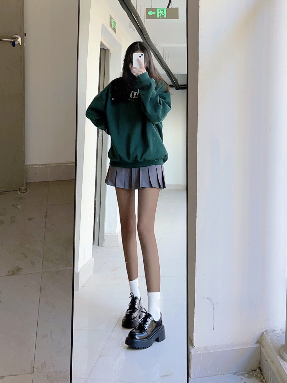 美式穿搭墨绿色卫衣搭配灰色百褶裙,配上小皮鞋满满的复古辣妹穿搭