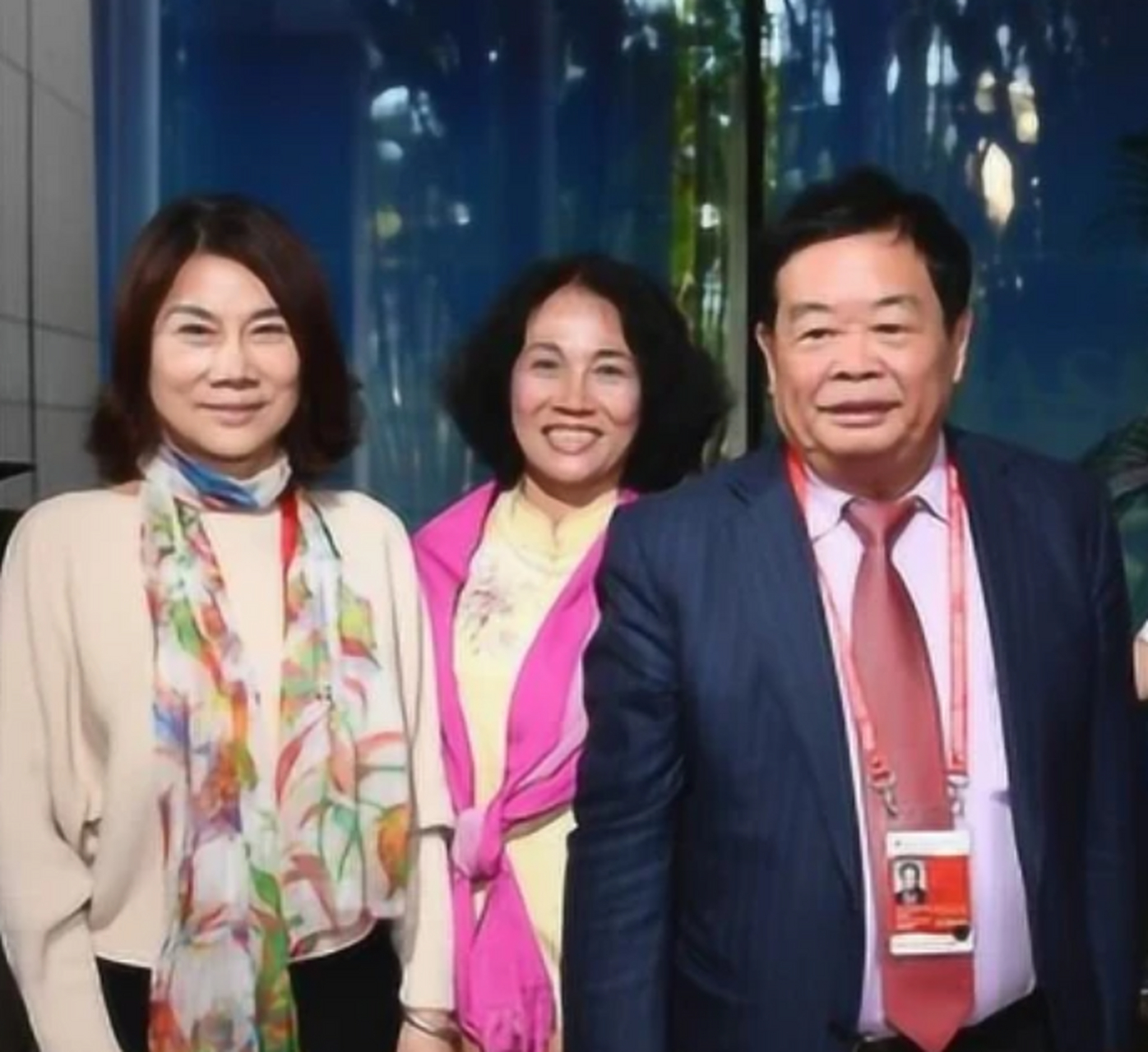 2018年,董明珠和曹德旺一起接受采访,主持人问曹德旺:"你在家里用格力