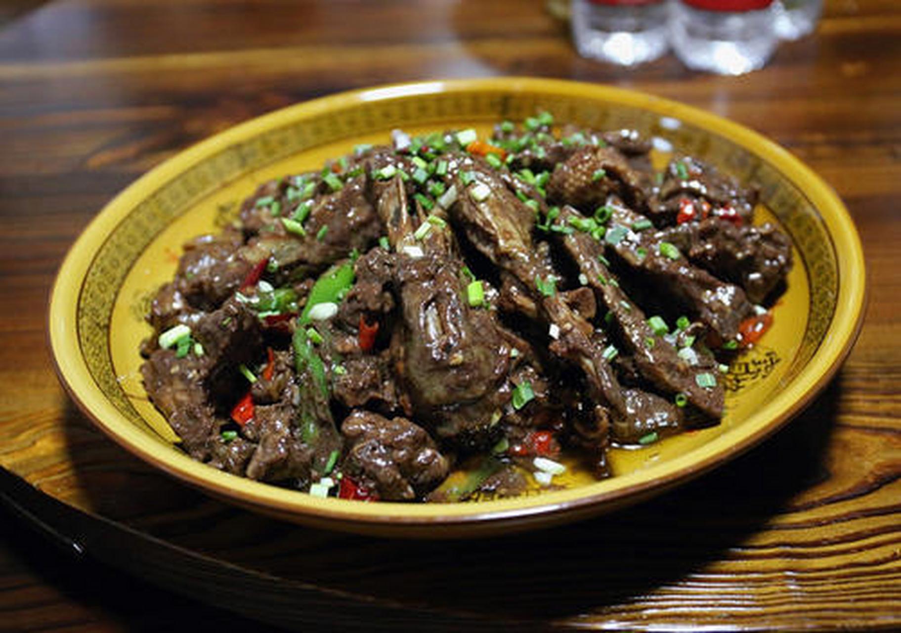 永州血鸭,整道菜的精髓在于血字,下锅炒好后再将生鸭血倒进鸭肉里,给