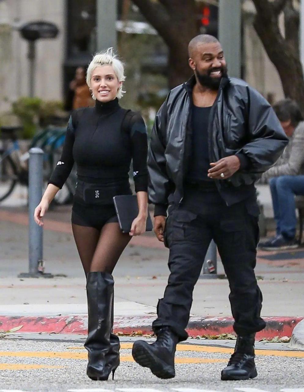 坎耶kanye和新婚妻子biancacensori-west近日一起外出的街拍.