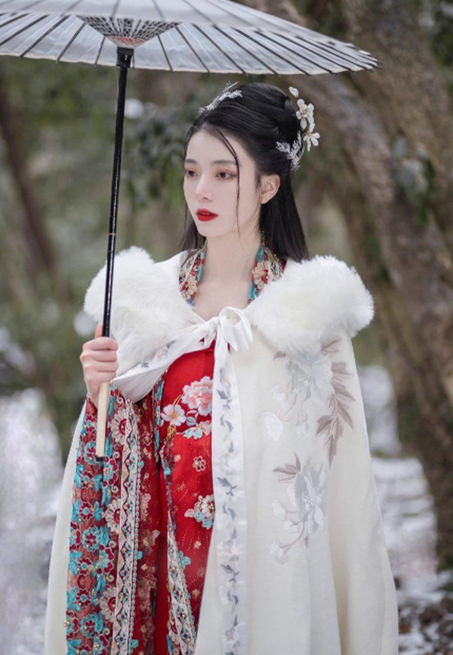 欣赏雾凇美景的古装美女,仿佛是从古代穿越而来