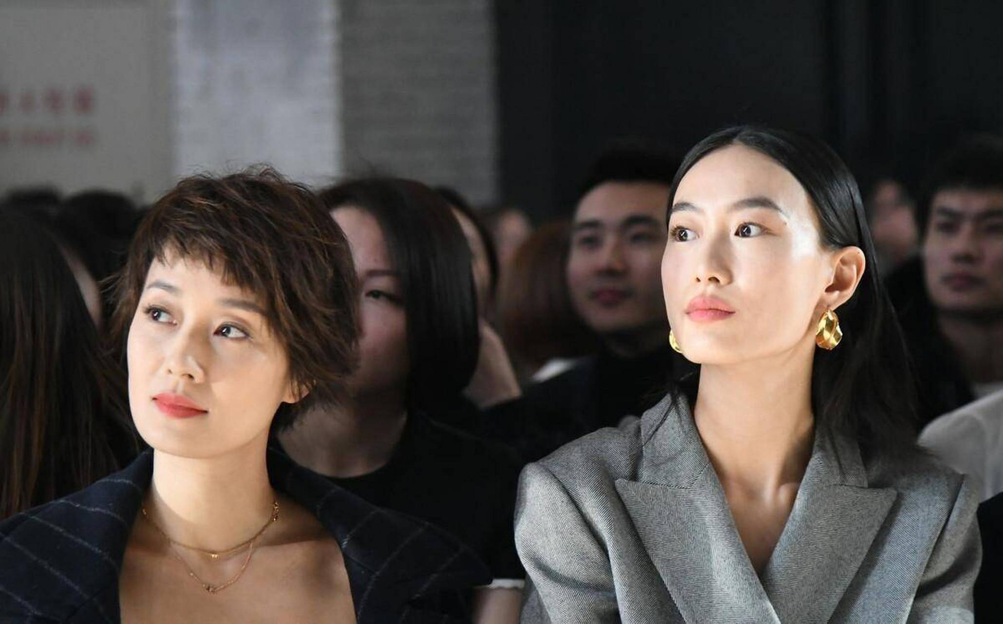 陈冠希老婆秦舒培,穿灰色西服套装,气质高雅