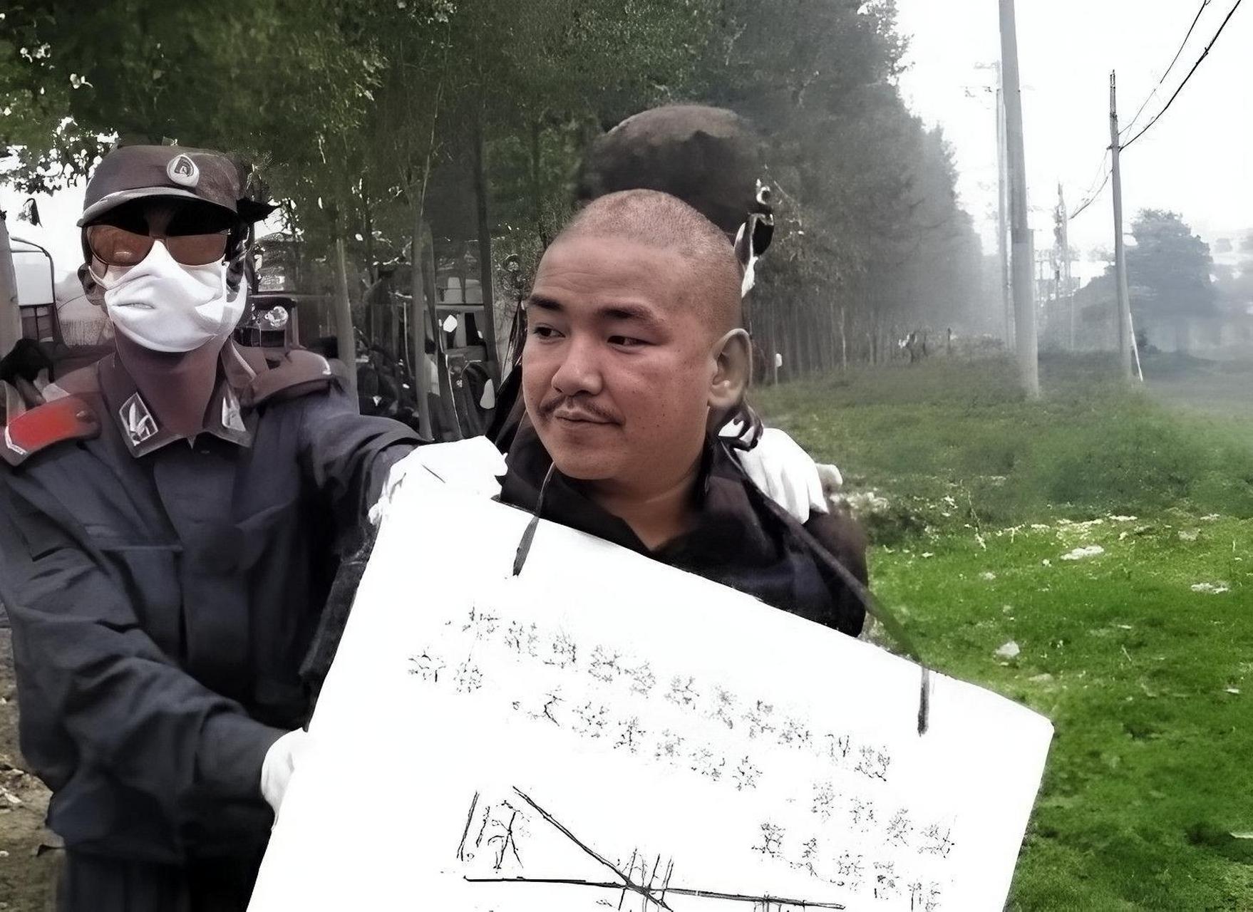2003年,许昌"黑老大"梁胜利和其他几位犯人即将在刑场上被处决!