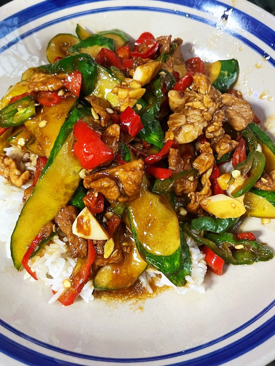 黄瓜炒肉盖码饭,只恨米饭煮少了～巨巨下饭,又鲜又辣,黄瓜杀过水再来