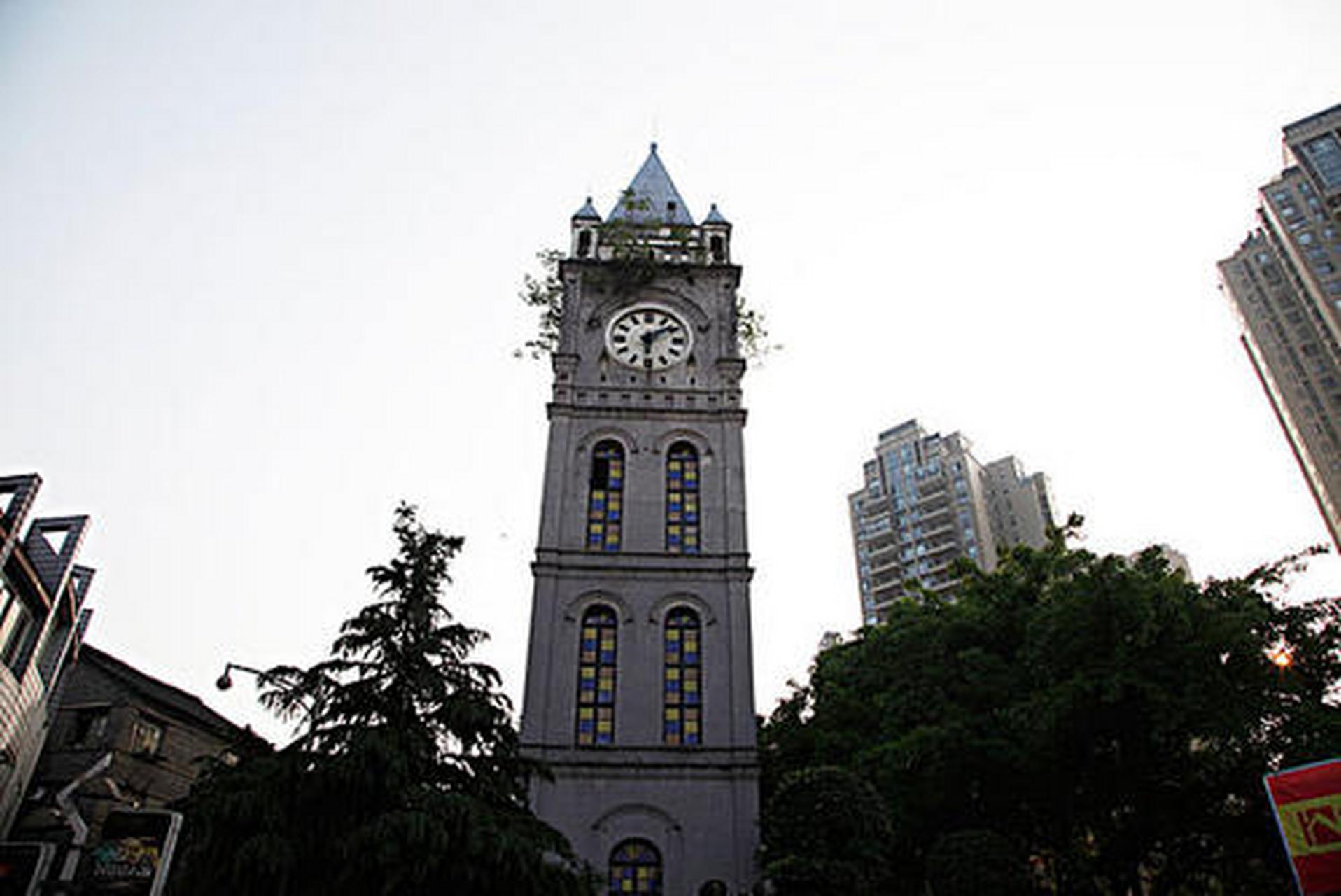 钟鼓楼位于上翔待之南端,为泸州现存唯一完整的古建筑物.