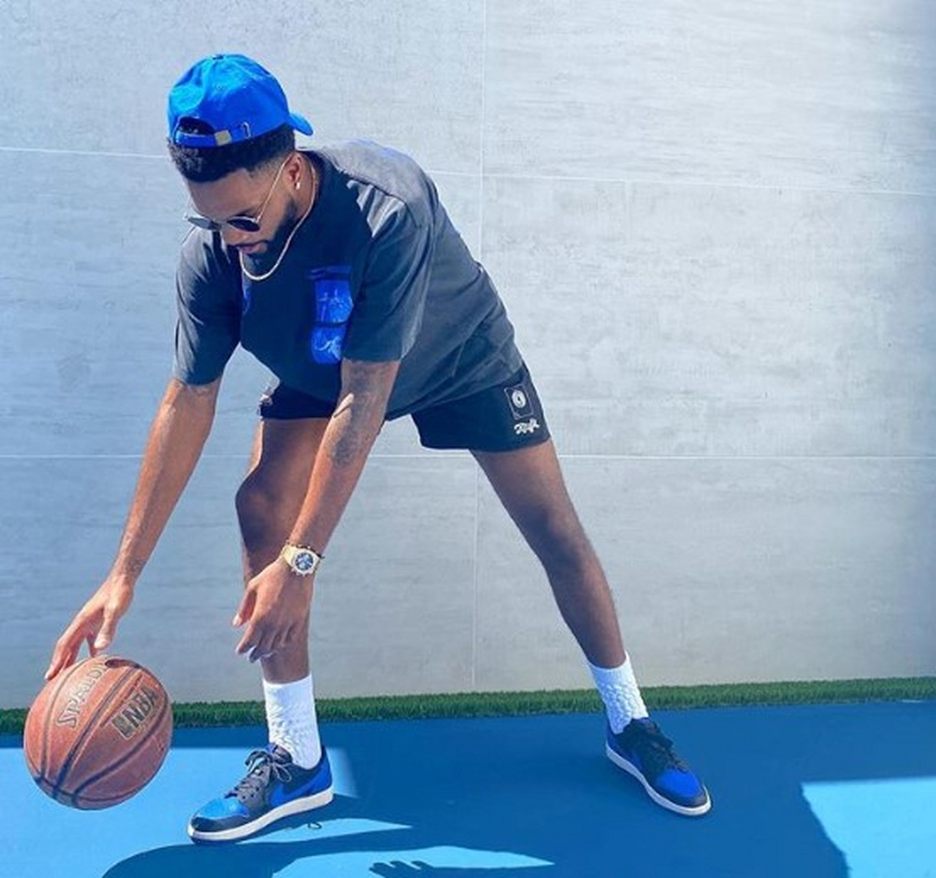 掘金球员特洛伊-丹尼尔斯在ins晒出一组夏日个人照#体育运动季