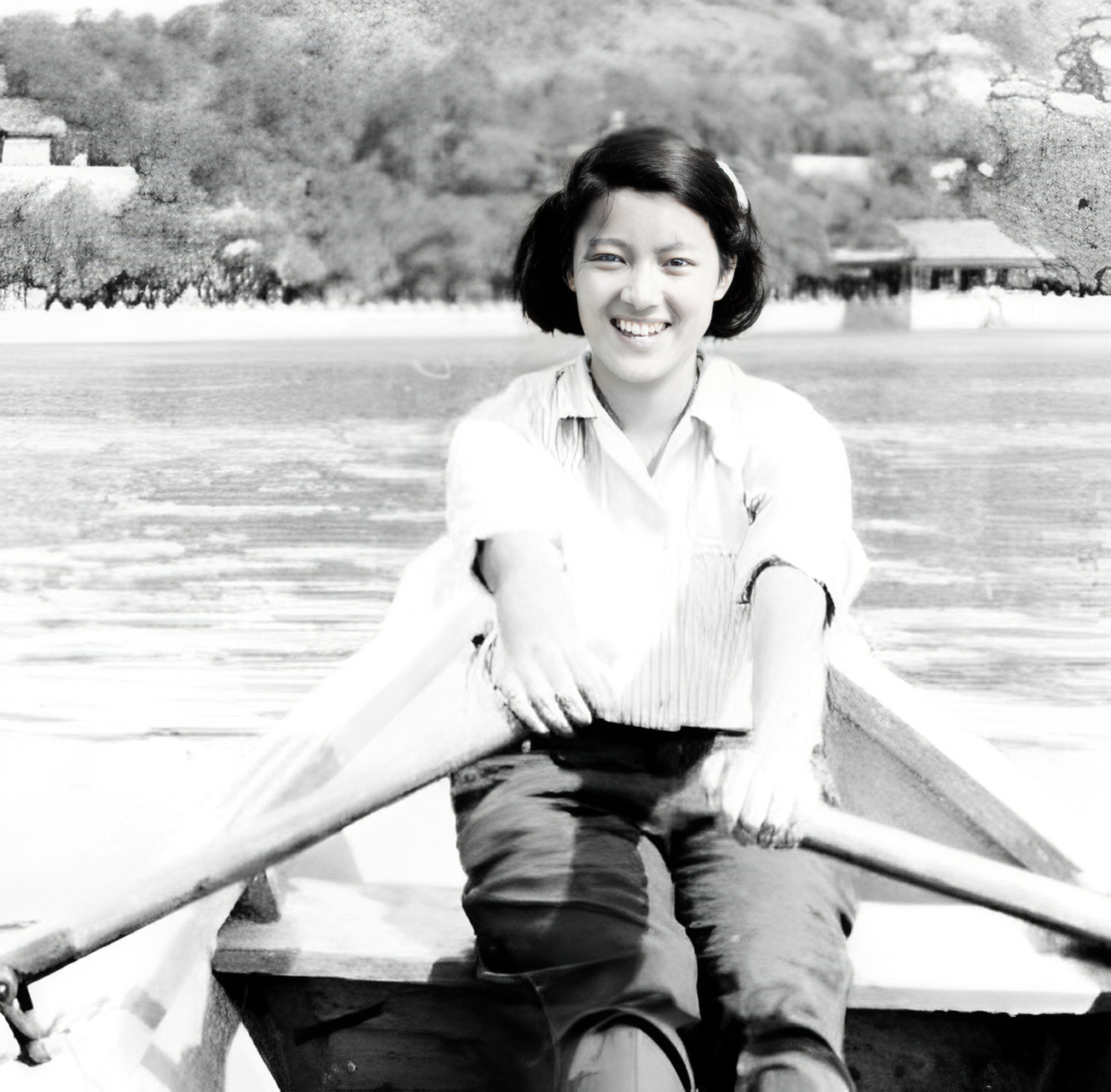 照片最右边的美女名叫吴光伟,曾被称为延安第一美女!她在延安做翻译!