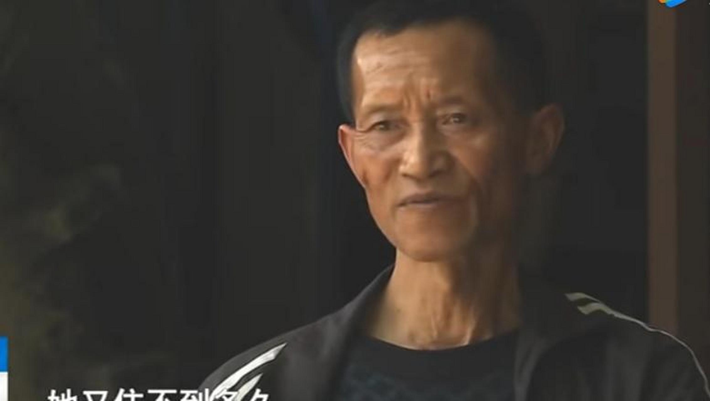 四姐妹一起来到四哥家中,看到四嫂,不由分说,上去就是一顿暴打,旁人