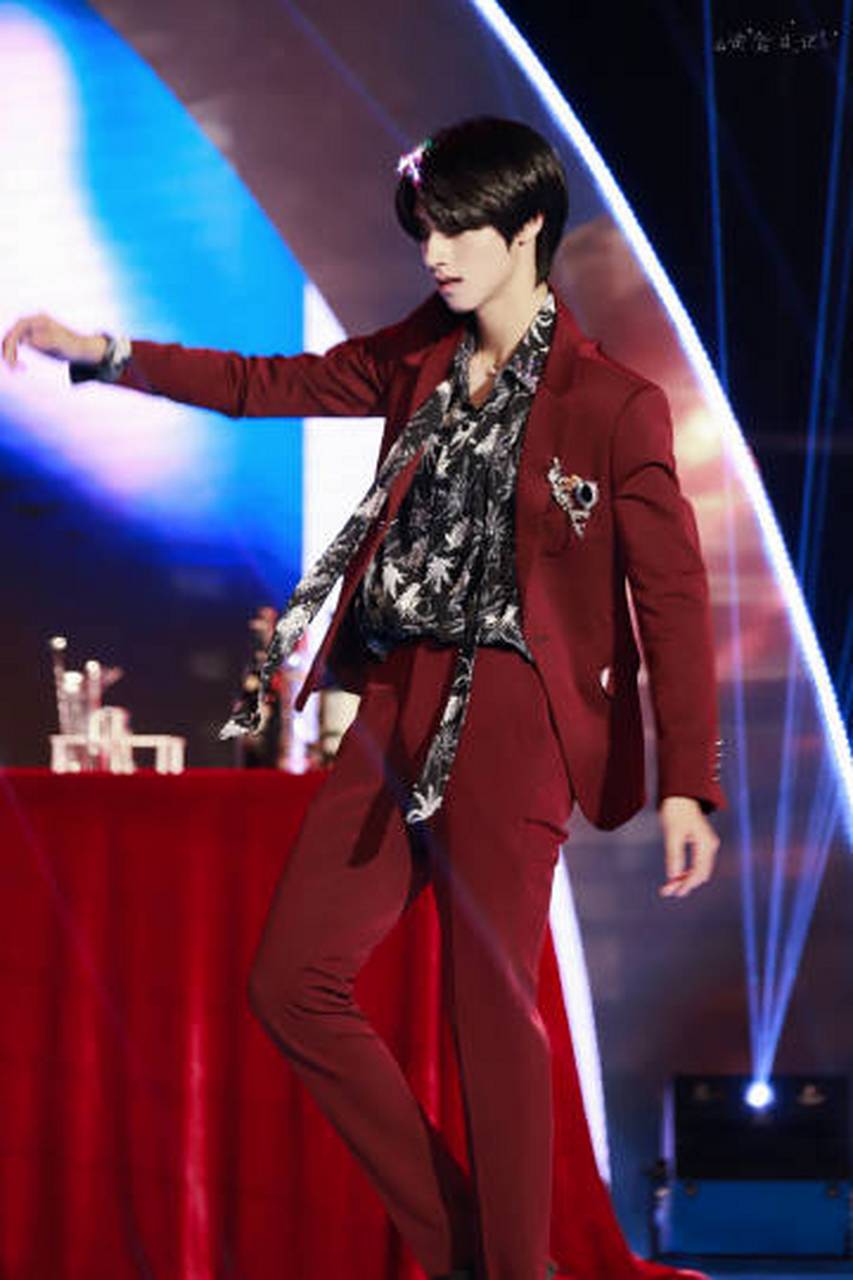 爱豆的封神造型#  朱志鑫红色西装造型yyds[抱一抱] 清纯钓系贵公子