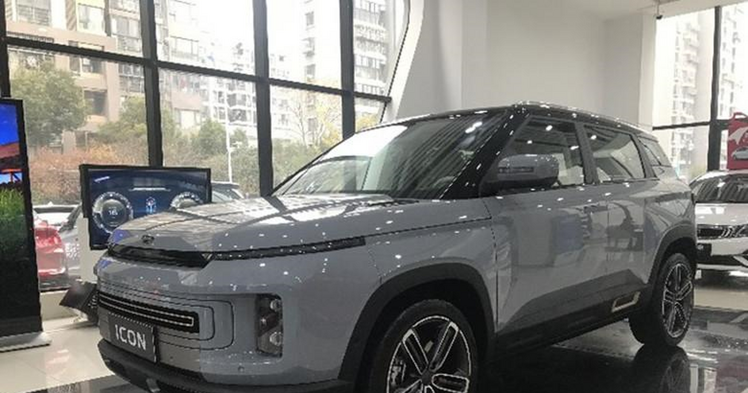 虽然icon的前脸采用了规整化的方正造型,使之有了那么点路虎的味道;但