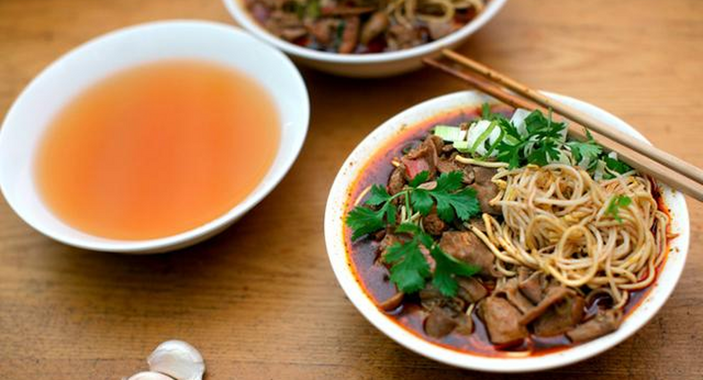 早饭喝一碗黄酒配牛肉面,是大多数襄阳人的早餐标配,一口面,一口酒