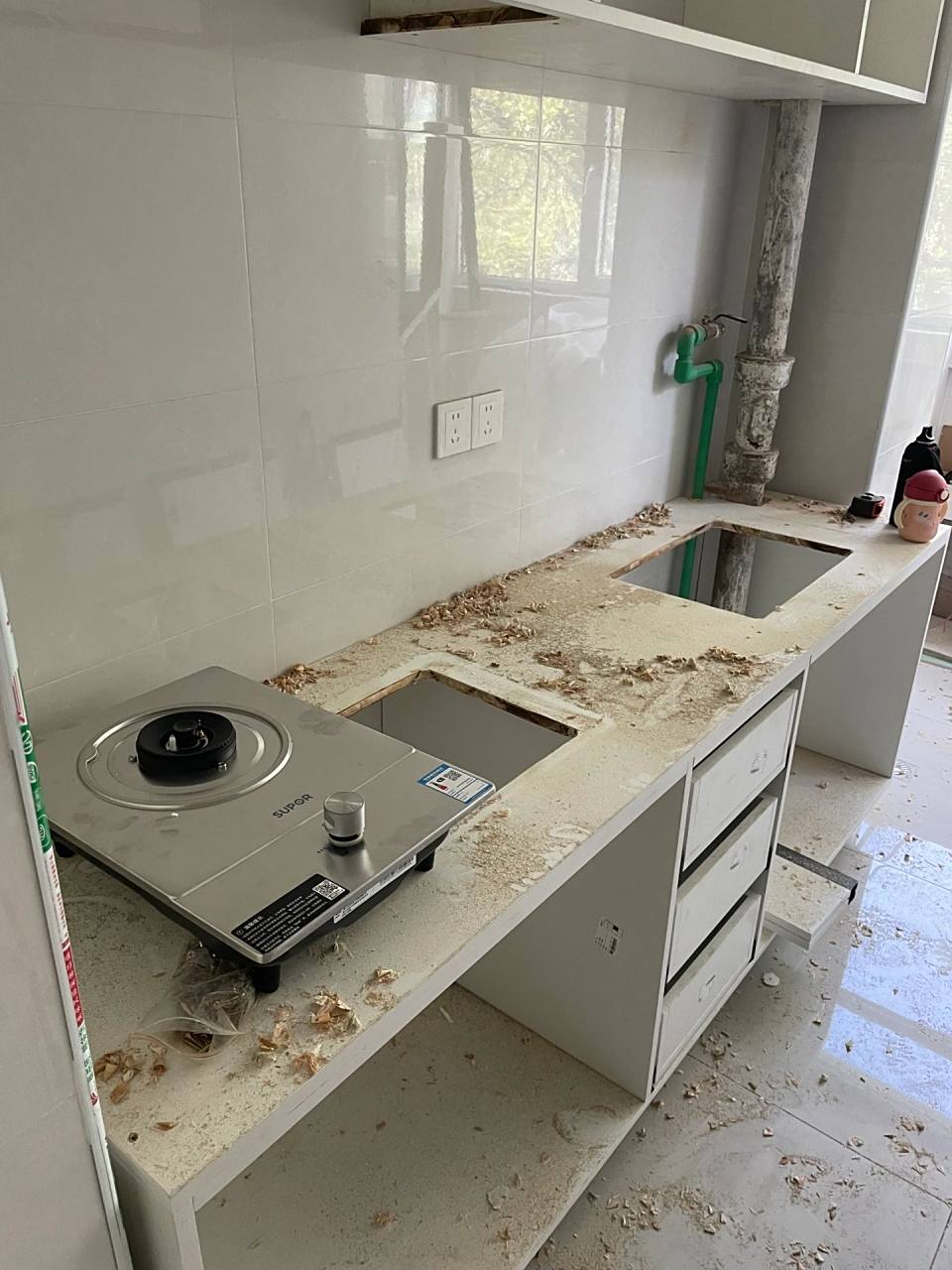 厨房装修的师傅,为了节省空间,买了煤气灶是单灶,这样操作台的地方更