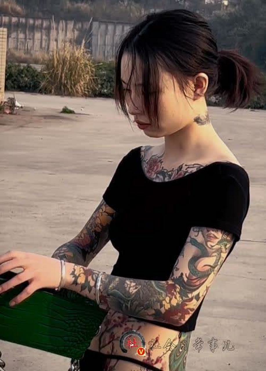 局部纹身是可以接受的,但是全身纹身会让人感觉不舒服.[汗][坏笑]