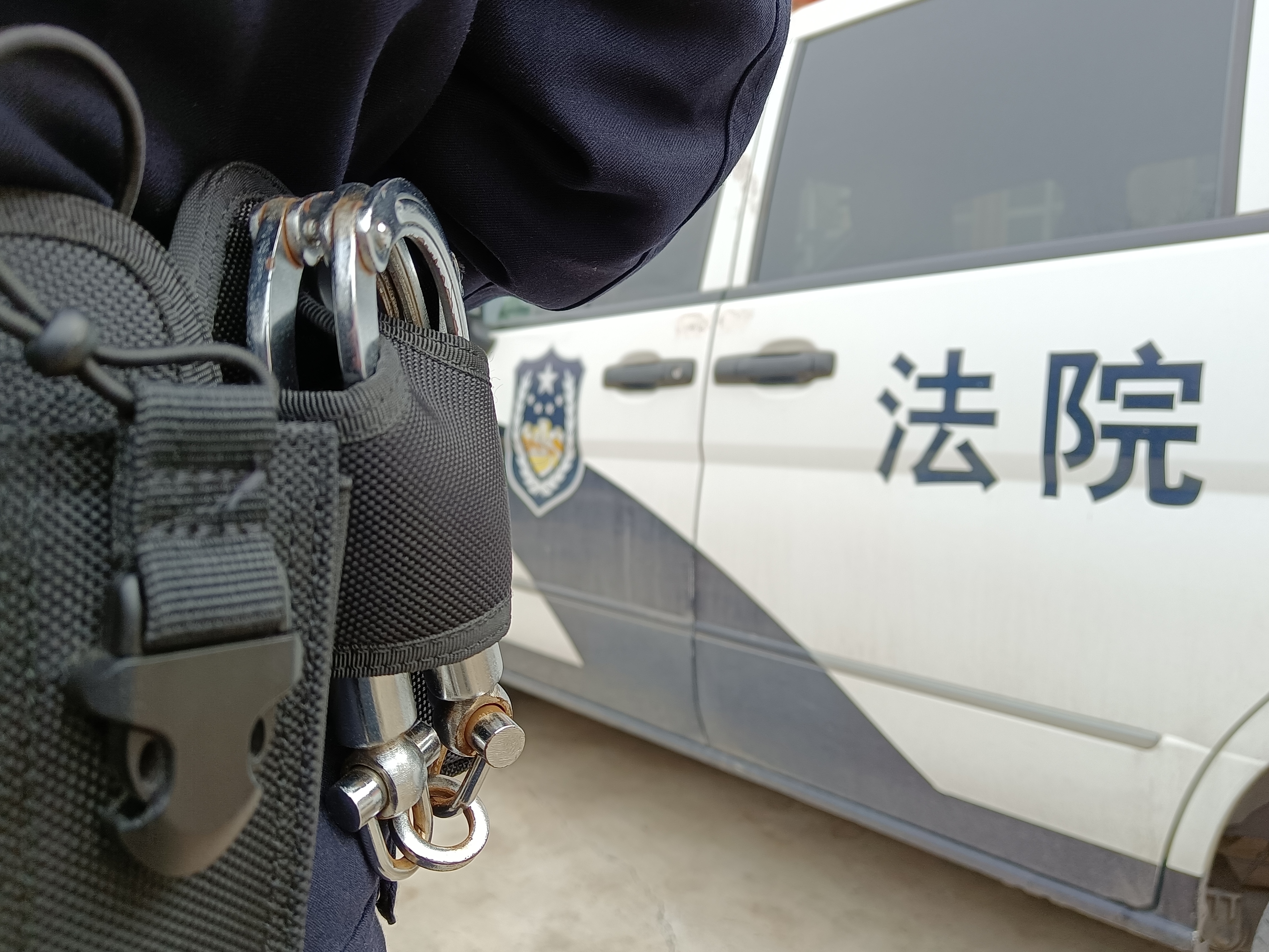 警察手铐挂腰上警察穿戴战术腰带单警装备掏手铐图片刑侦背铐沁阳公安
